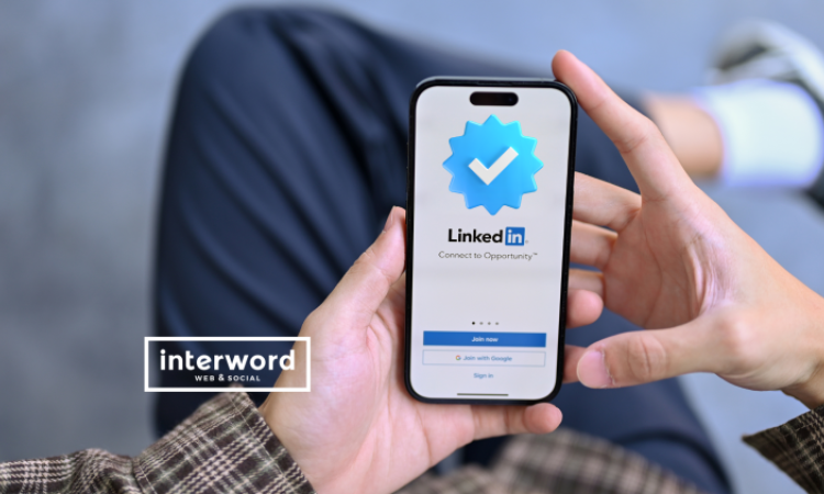 A LinkedIn ingyenes ellenőrzött profil jelvényt vezet be, amellyel igazolhatod, hol dolgozol